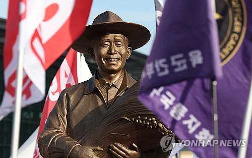 동대구역에 설치된 박정희 동상.<연합뉴스>